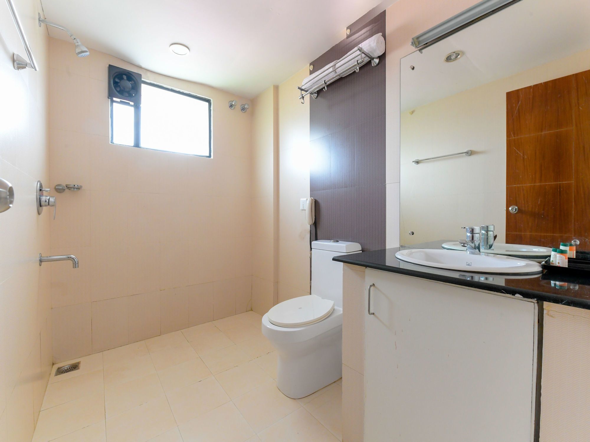 Hotel Oyo 7188 Ajantha Regency Kochi Esterno foto